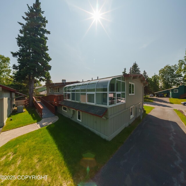 2831 Bennett Ave, Anchorage, AK 99517 - view of front of house with asphalt driveway and a front lawn