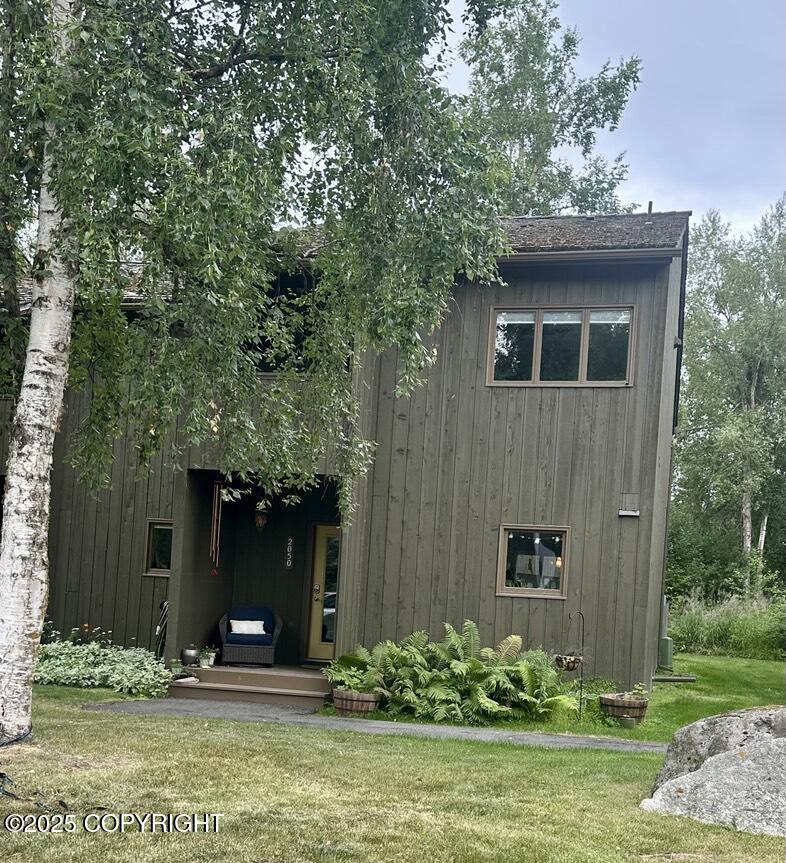 2050 Eastridge Dr Unit 14B-3, Anchorage, AK 99501 - view of front facade with a front lawn