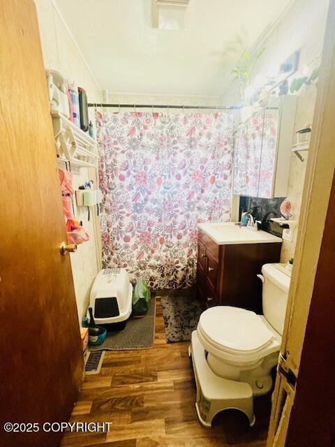 515 Maple Ave, Kodiak, AK 99615 - bathroom featuring wood finished floors, ornamental molding, a shower with shower curtain, and vanity