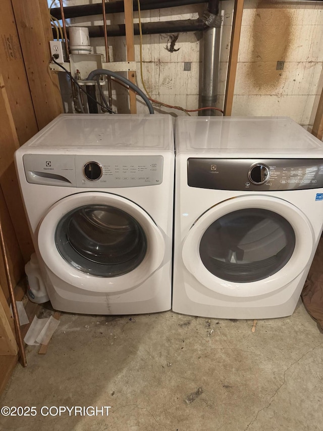 21577 Evelyn May St, Kasilof, AK 99610 - laundry area with independent washer and dryer and concrete block wall