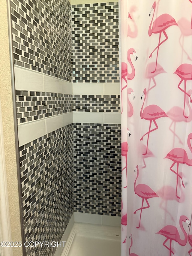 54110 Field Dr, Nikiski/North Kenai, AK 99611 - bathroom featuring a tile shower