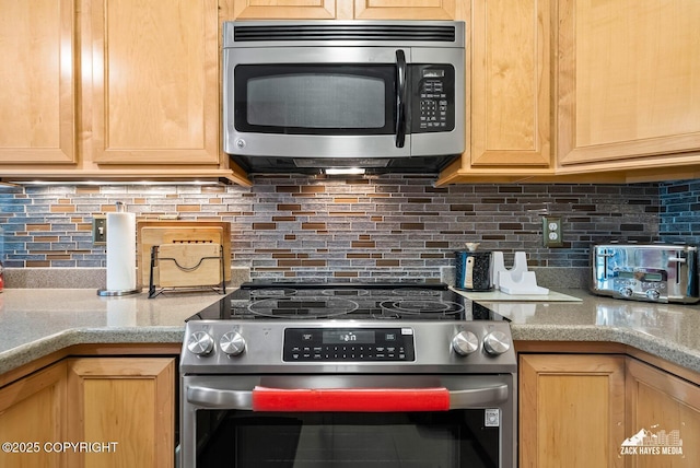 7655 Stepping Stone Ln Unit Q2, Anchorage, AK 99504 - kitchen featuring stainless steel appliances, light brown cabinets, and decorative backsplash