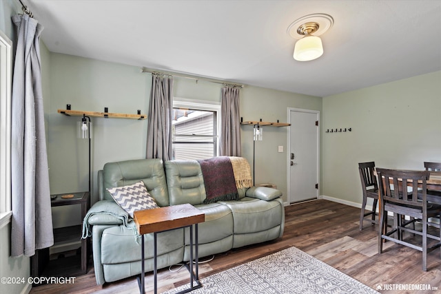1334 K St, Anchorage, AK 99501 - living area featuring wood finished floors and baseboards