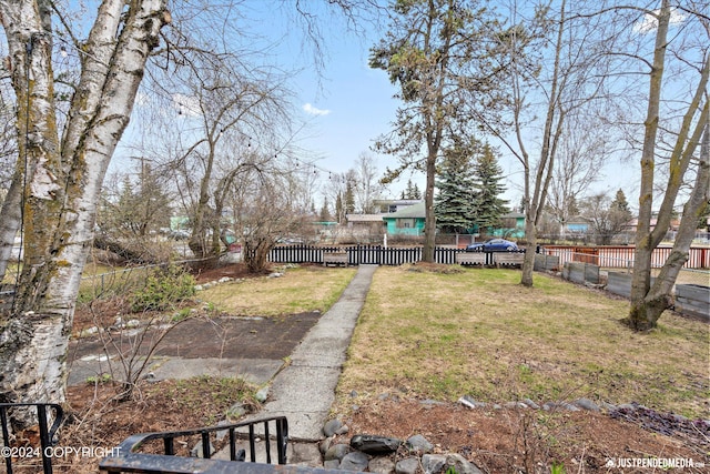 1334 K St, Anchorage, AK 99501 - view of yard