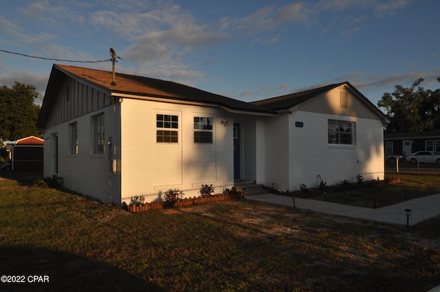 view of front of property featuring a front lawn