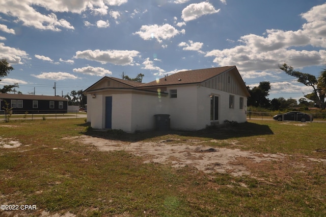 view of side of property featuring a lawn