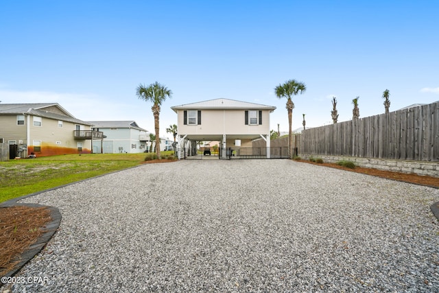 view of front of house featuring a front lawn