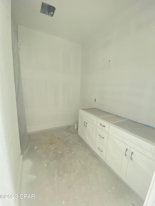 bathroom featuring concrete flooring