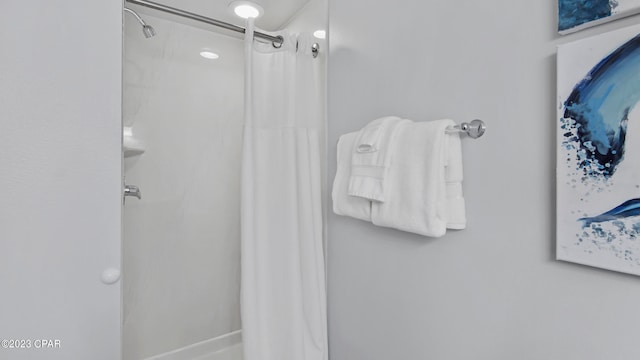 bathroom featuring a shower with shower curtain