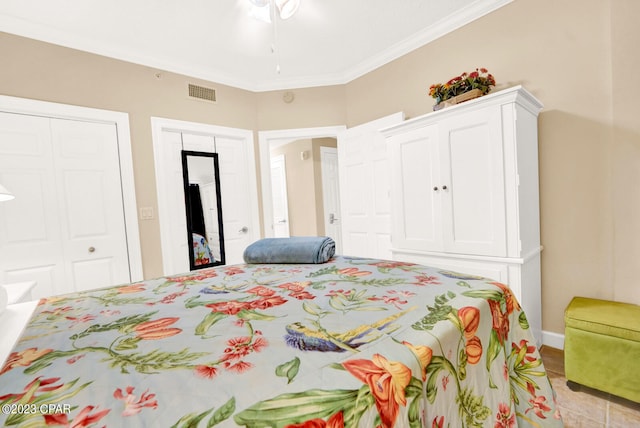 bedroom featuring ceiling fan, crown molding, and a closet