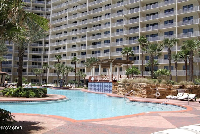 view of swimming pool