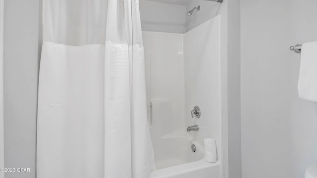 bathroom with shower / tub combo