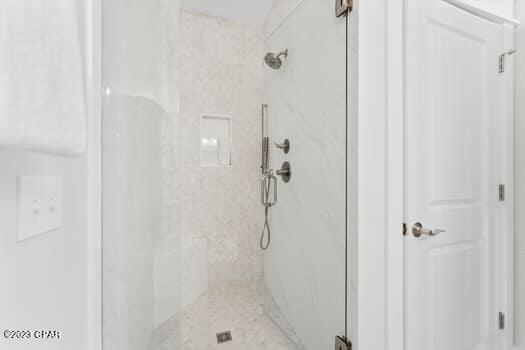 bathroom featuring a tile shower