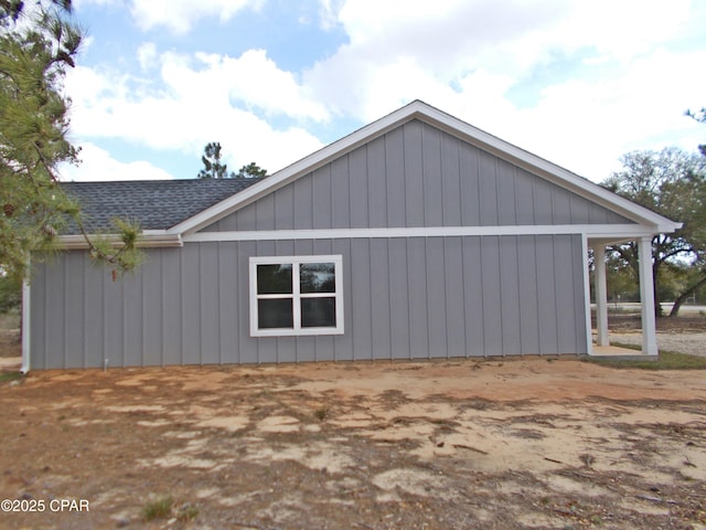 view of side of property featuring a shingled roof