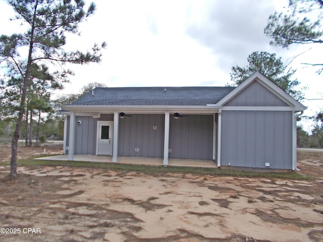 garage featuring a ceiling fan