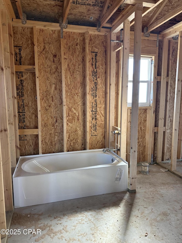 bathroom featuring a washtub