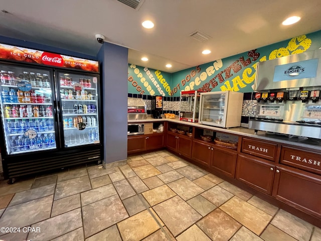 bar featuring backsplash