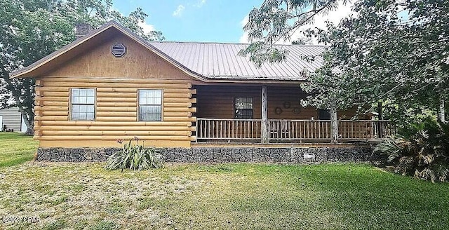 view of front of house featuring a front lawn and covered porch