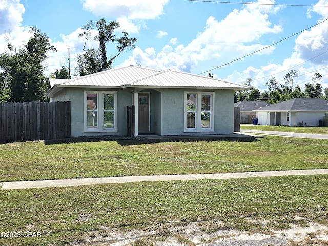 view of front of home featuring a front yard