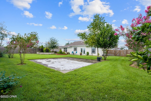 view of yard featuring a patio