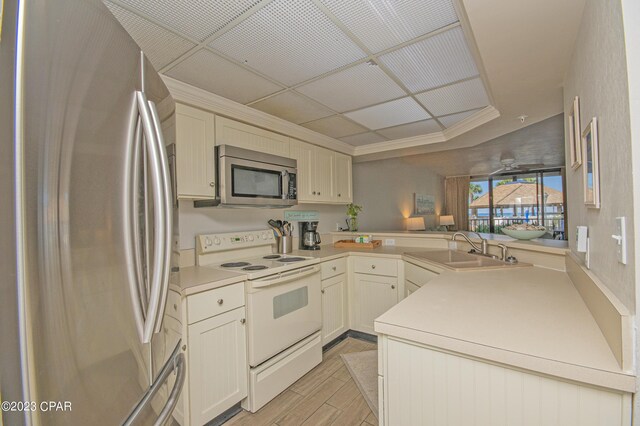 kitchen with stainless steel appliances, a kitchen bar, and kitchen peninsula