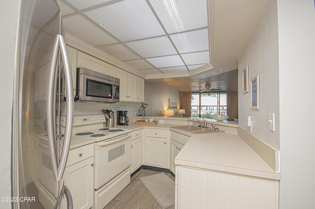 dining area featuring ceiling fan and light wood-type flooring