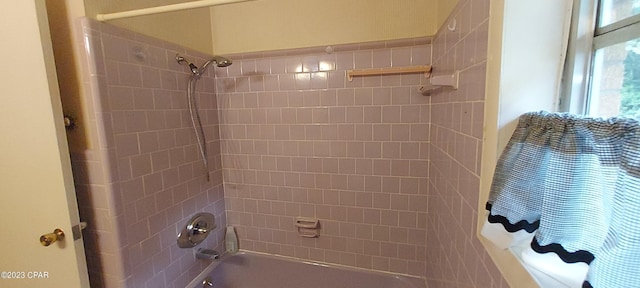 bathroom featuring tiled shower / bath