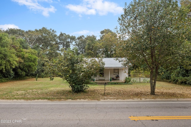 view of front facade featuring a front lawn and covered porch