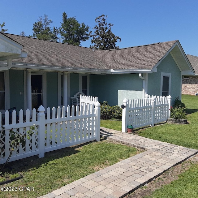 view of front of property featuring a porch and a front yard