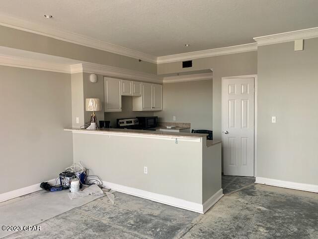 kitchen featuring kitchen peninsula, ornamental molding, white cabinets, range, and a textured ceiling