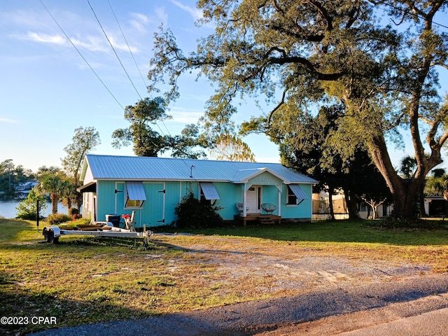 ranch-style house featuring a front yard