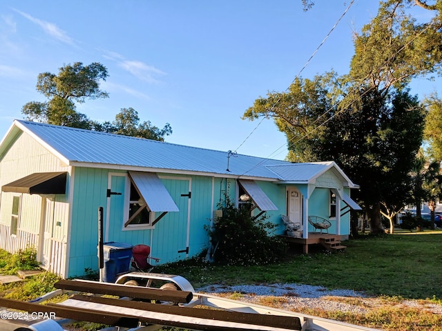 view of front of home with a front lawn