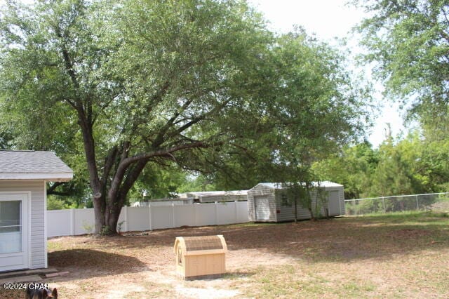 view of yard with a shed