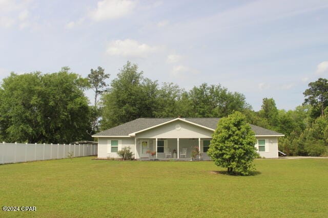 ranch-style home featuring a front lawn