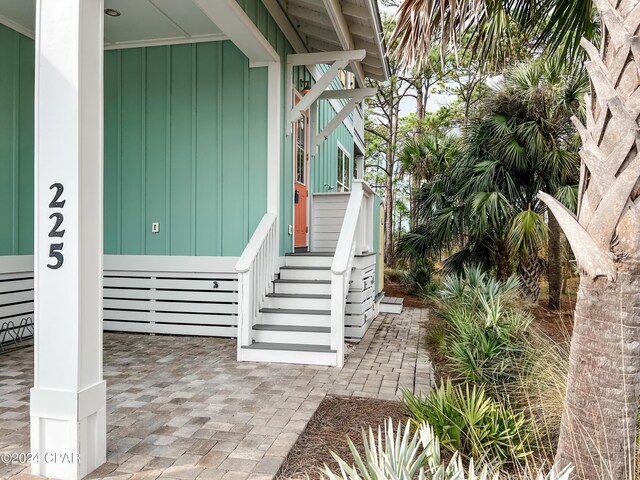 view of front of property featuring a porch