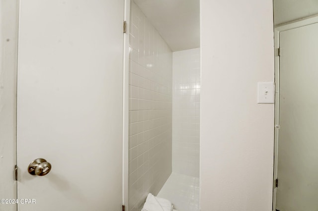 bathroom with a tile shower