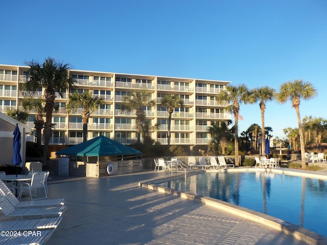 view of swimming pool