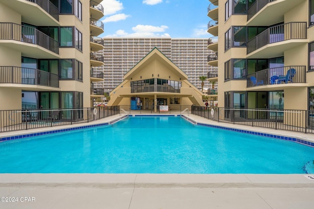 view of swimming pool