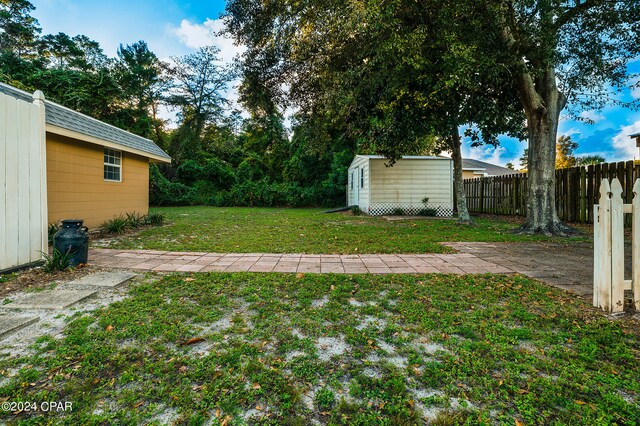 view of yard with an outbuilding