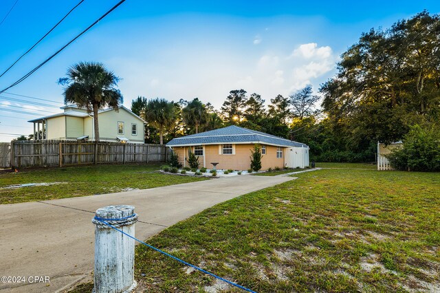 view of front of property featuring a front yard