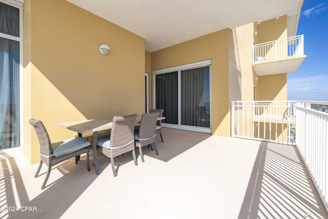 balcony with outdoor dining space