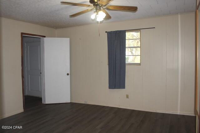 unfurnished room with dark wood-type flooring, a textured ceiling, and ceiling fan