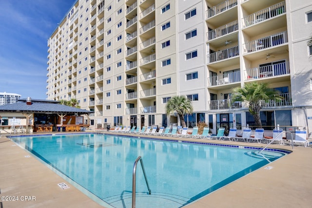 view of swimming pool