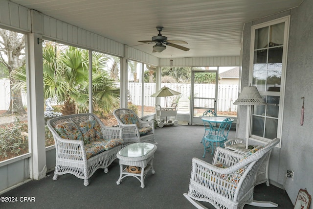 sunroom with ceiling fan