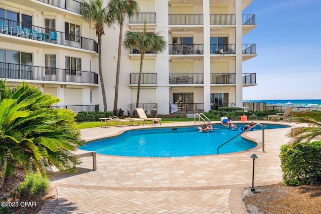 view of swimming pool