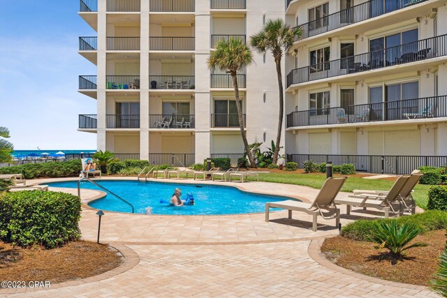 view of swimming pool