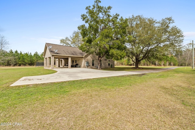 view of front of property featuring a front lawn