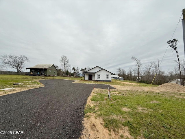 view of front of home featuring driveway and a front lawn