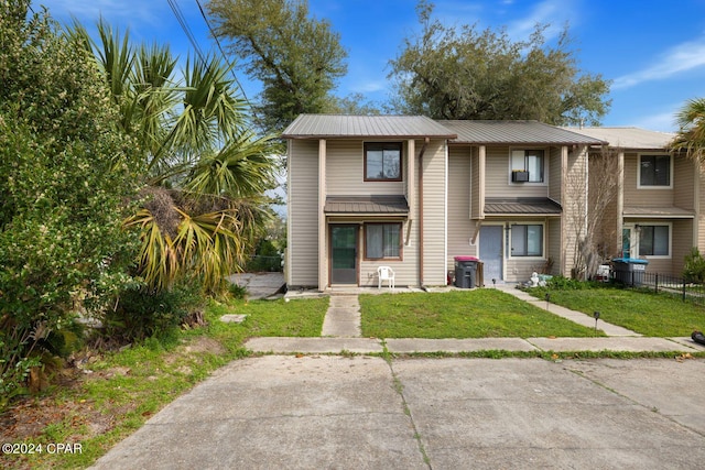 view of front facade with a front yard