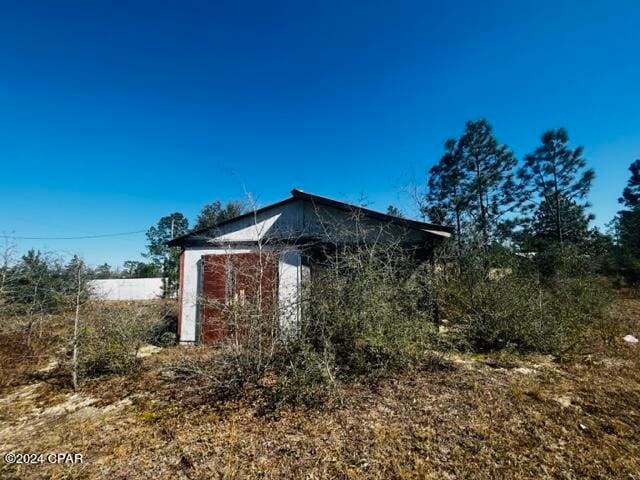 view of side of home featuring an outdoor structure